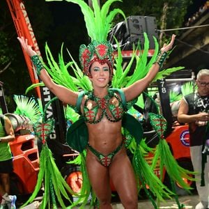 "Coloquei uma colinha e está até ardendo... arde um pouco", revelou Mulher Melão em entrevista