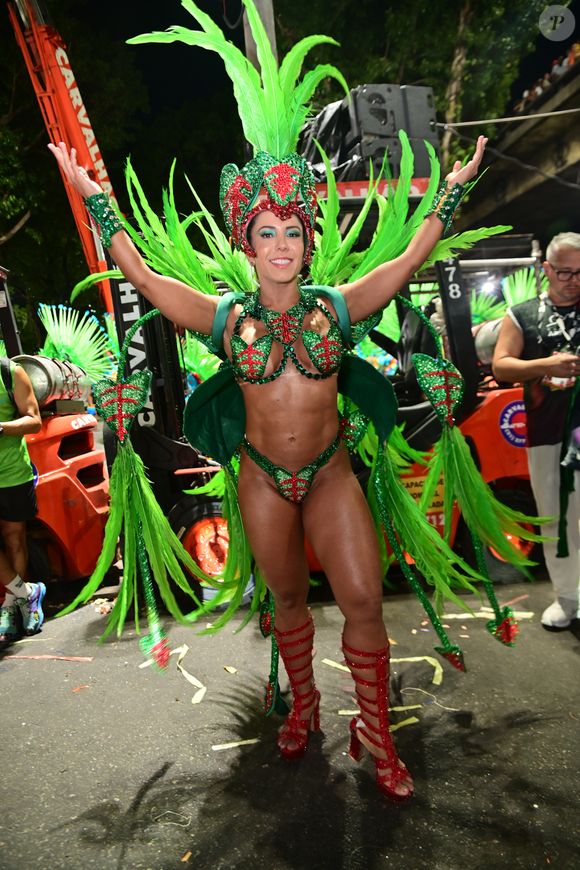 "Coloquei uma colinha e está até ardendo... arde um pouco", revelou Mulher Melão em entrevista