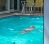 Ary Fontoura tem uma piscina grande em sua casa e sempre a usa para praticar natação