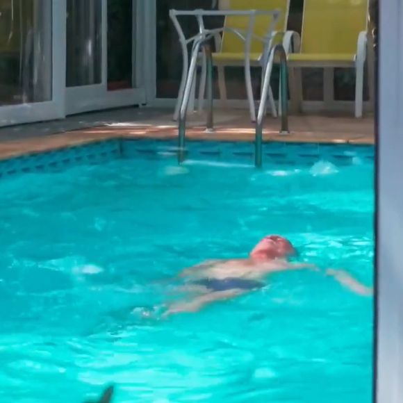 Ary Fontoura tem uma piscina grande em sua casa e sempre a usa para praticar natação
