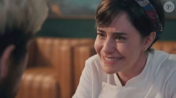 Samira (Fernanda Vasconcellos) força Lena (Barbara Reis) a fazer o teste de gravidez, que dá negativo.