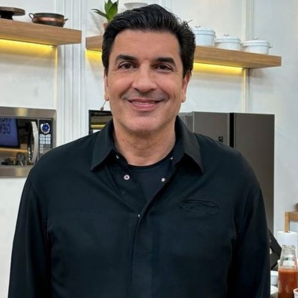 Apresentador Edu Guedes segue afastado do programa da RedeTV! em meio ao tratamento de câncer.
