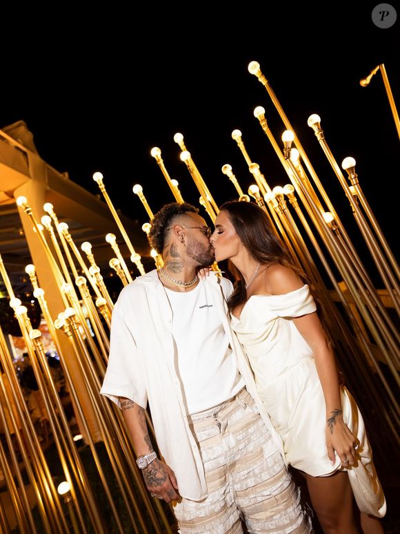 Réveillon de luxo de Neymar e Bruna Biancardi teve também troca de beijos e casal combinando look clean