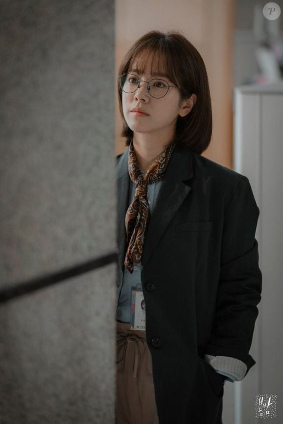 'Uma Noite de Primavera' acompanha Lee Jeong-in, uma bibliotecária presa em um relacionamento infeliz que sofre com a pressão da família para se casar