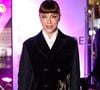 O visual poderoso escolhido por Alice tem o selo da grife francesa Dior e mistura elementos clássicos da alfaiataria com toques ousadíssimos, dando aquela pegada sofisticada, porém autoral e de forte apelo fashionista