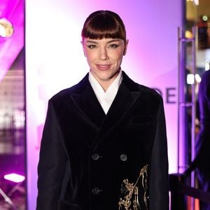 O visual poderoso escolhido por Alice tem o selo da grife francesa Dior e mistura elementos clássicos da alfaiataria com toques ousadíssimos, dando aquela pegada sofisticada, porém autoral e de forte apelo fashionista