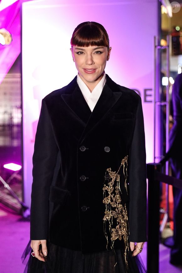 O visual poderoso escolhido por Alice tem o selo da grife francesa Dior e mistura elementos clássicos da alfaiataria com toques ousadíssimos, dando aquela pegada sofisticada, porém autoral e de forte apelo fashionista