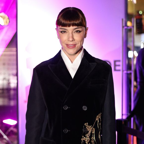 O visual poderoso escolhido por Alice tem o selo da grife francesa Dior e mistura elementos clássicos da alfaiataria com toques ousadíssimos, dando aquela pegada sofisticada, porém autoral e de forte apelo fashionista