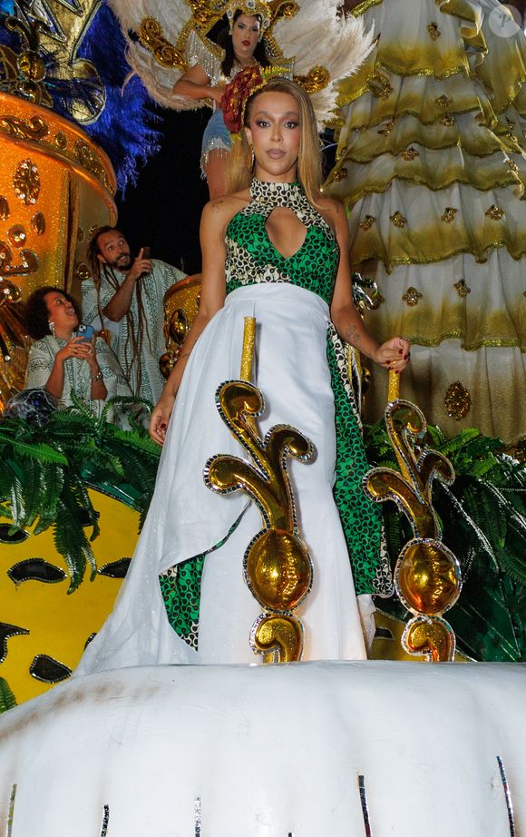 Erika Hilton desfilou em carro alegórico da Mocidade Unida da Moóca