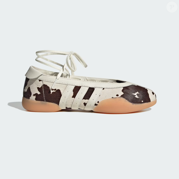 Tênis Taekwondo Mei da Adidas vira febre em 2026 ao unir conforto, elegância e estética inspirada nas sapatilhas de balé