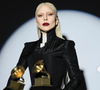 Lady Gaga não usa especificamente um calendário de papel, mas já revelou seu gosto por escrever e fazer anotações em cadernos, deixando o celular de lado em alguns momentos.