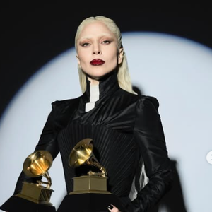 Lady Gaga não usa especificamente um calendário de papel, mas já revelou seu gosto por escrever e fazer anotações em cadernos, deixando o celular de lado em alguns momentos.