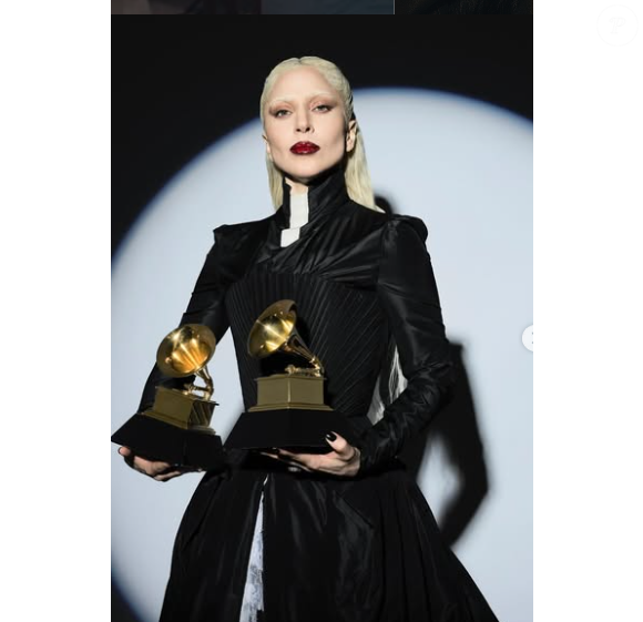 Lady Gaga não usa especificamente um calendário de papel, mas já revelou seu gosto por escrever e fazer anotações em cadernos, deixando o celular de lado em alguns momentos.