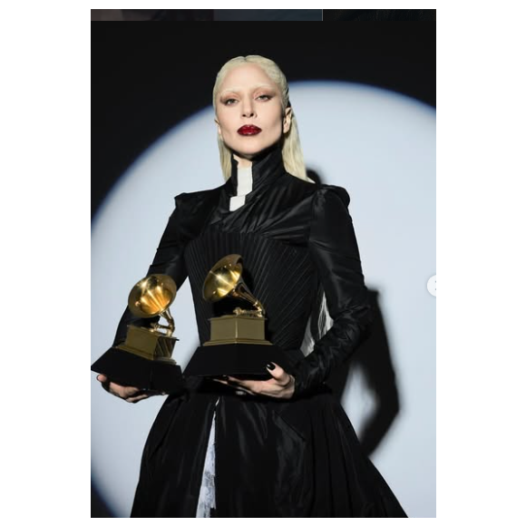 Lady Gaga não usa especificamente um calendário de papel, mas já revelou seu gosto por escrever e fazer anotações em cadernos, deixando o celular de lado em alguns momentos.