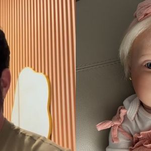 O Padre Fábio de Melo 'adotou' uma bebê reborn, em viagem aos EUA.