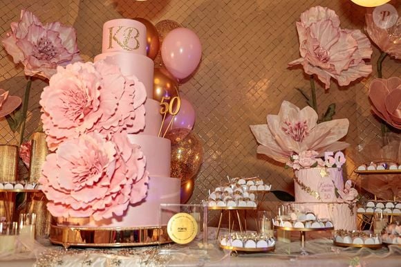 Dois bolos decorados fizeram parte da festa de 50 anos de Karina Bacchi, que teve decoração em tons de rosa e dourado