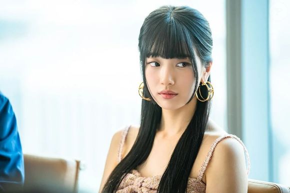 Em 'Doona', Suzy é a protagonista de mesmo nome do dorama, uma ex-idol de K-pop que abandonou a carreira e vive em uma república