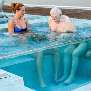 Na foto com o pai, o corpo de Paolla Oliveira rouba a cena por causa do efeito da refração na água