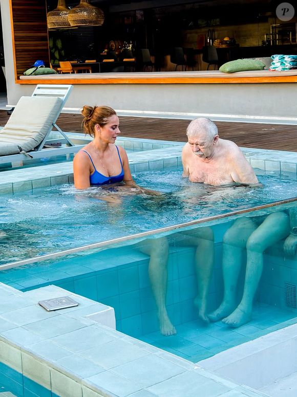 Na foto com o pai, o corpo de Paolla Oliveira rouba a cena por causa do efeito da refração na água