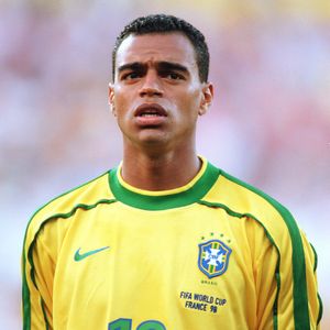 Denílson participou de duas Copas do Mundo pela Seleção Brasileira (1998 e 2002). Conhecido como o '12º jogador', ele detém o recorde de reserva mais utilizado na história dos Mundiais. Sua habilidade em segurar a bola no campo de ataque foi crucial para o Brasil no pentacampeonato