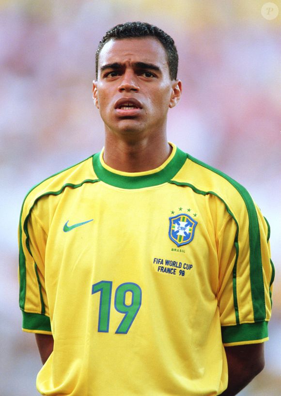 Denílson participou de duas Copas do Mundo pela Seleção Brasileira (1998 e 2002). Conhecido como o '12º jogador', ele detém o recorde de reserva mais utilizado na história dos Mundiais. Sua habilidade em segurar a bola no campo de ataque foi crucial para o Brasil no pentacampeonato