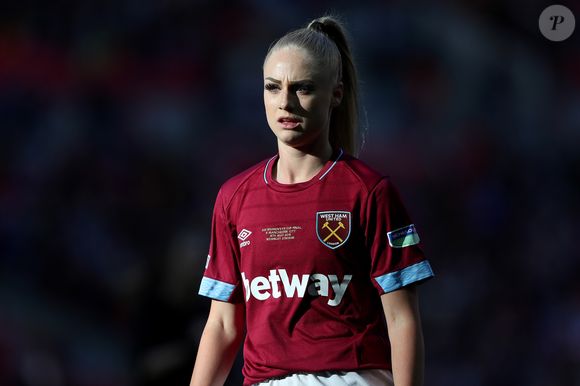 Nesta época, Alisha Lehmann ainda mantinha sua aparência natural e sem alterações estéticas