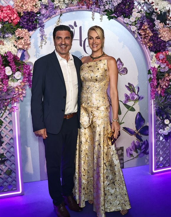 Recém-casados, Ana Hickmann e Edu Guedes protagonizaram momentos românticos durante a festa de 40 anos da Rommanel