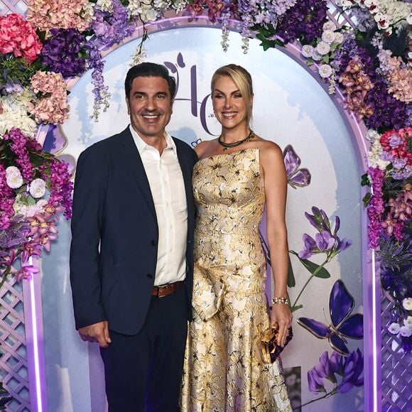 Recém-casados, Ana Hickmann e Edu Guedes protagonizaram momentos românticos durante a festa de 40 anos da Rommanel