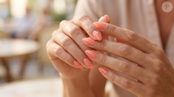 O coral ganha ainda mais luminosidade quando aparece combinado ao efeito glaseado. A técnica acrescenta um "calor visual" à manicure e cria uma proposta especialmente favorecedora para a pele bronzeada durante a estação