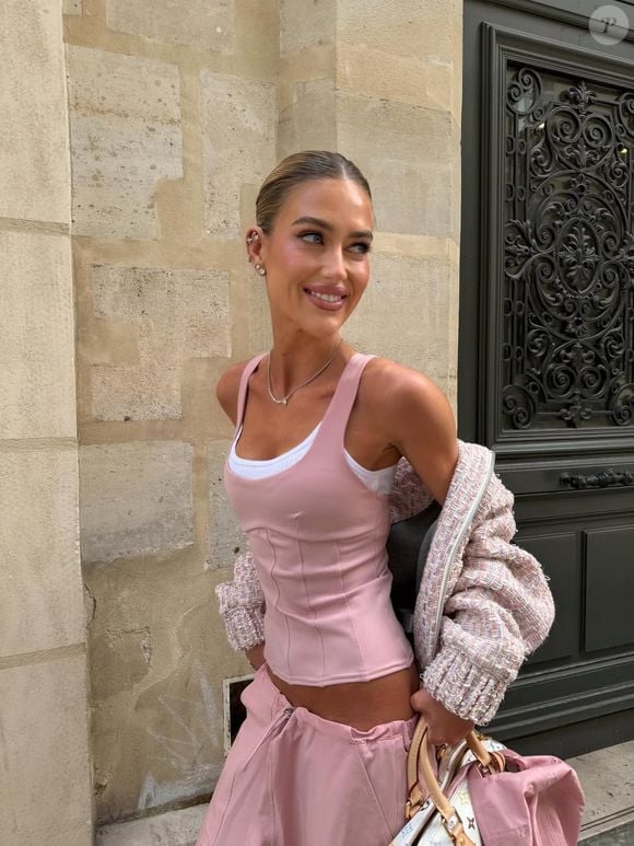 Balletcore 2.0 segue em alta e inspira nova geração de tendências com laços, sapatilhas e silhuetas delicadas no street style