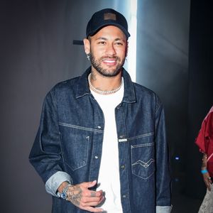 Ignorando a polêmica: Neymar surge sorridente ao lado de Pedro Scooby e outros famosos no desfile da Replay, enquanto acusações de traição fervem na web.