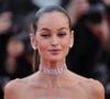Entre especulações sobre maquiagem, iluminação e possíveis procedimentos estéticos, a aparição de Izabel Goulart no Festival de Cannes segue dando o que falar nas redes sociais e dividindo opiniões entre seguidores da modelo