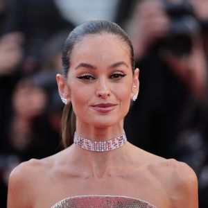 Entre especulações sobre maquiagem, iluminação e possíveis procedimentos estéticos, a aparição de Izabel Goulart no Festival de Cannes segue dando o que falar nas redes sociais e dividindo opiniões entre seguidores da modelo