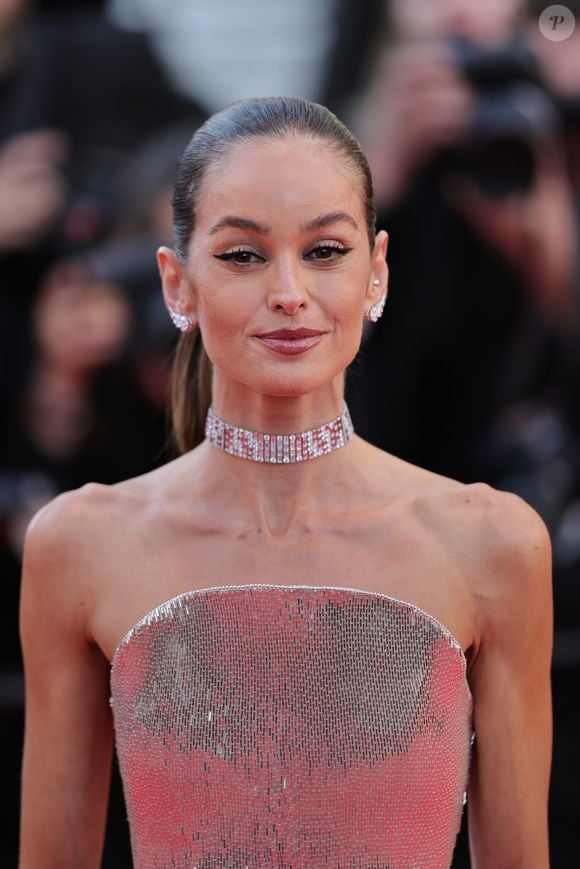 Entre especulações sobre maquiagem, iluminação e possíveis procedimentos estéticos, a aparição de Izabel Goulart no Festival de Cannes segue dando o que falar nas redes sociais e dividindo opiniões entre seguidores da modelo
