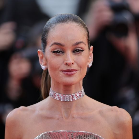 Entre especulações sobre maquiagem, iluminação e possíveis procedimentos estéticos, a aparição de Izabel Goulart no Festival de Cannes segue dando o que falar nas redes sociais e dividindo opiniões entre seguidores da modelo