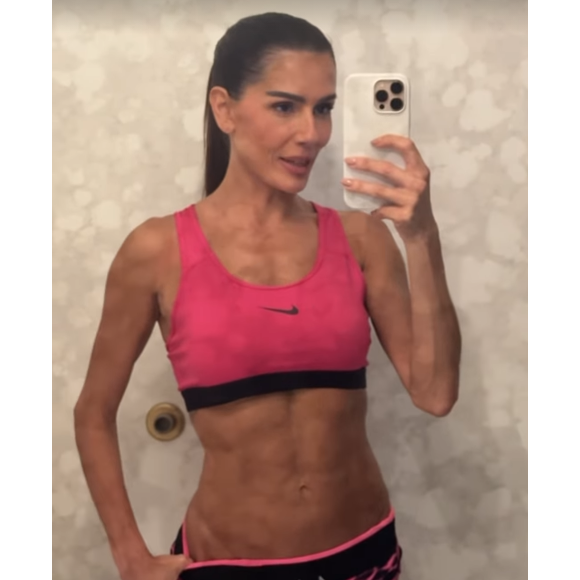 "Viajando, comendo chocolate e besteira pra caramba, mas treinando porque equilíbrio é tudo", disse a atriz