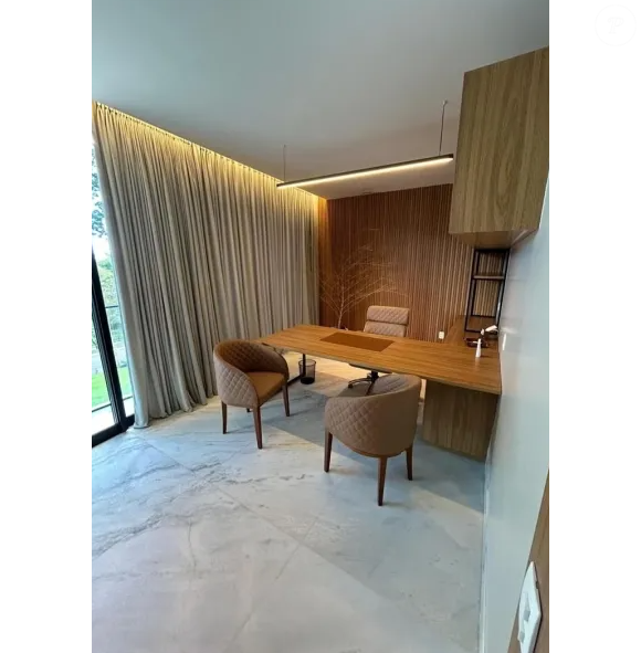 A mansão de Zé Felipe está sendo oferecida por R$ 27 milhões