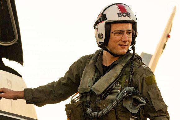 Lewis Pullman vomitou diversas vezes durante as gravações de Top Gun: Maverick, mas manteve a pose de verdadeiro Top Gun