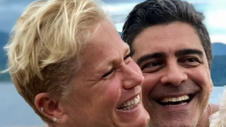 Sem nenhuma maquiagem, Xuxa exibe beleza natural em raras fotos da intimidade com o marido, Junno: ‘Meu tesão’