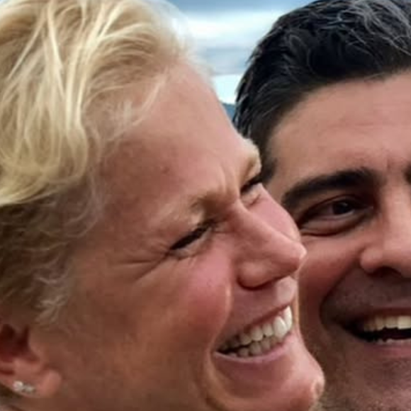 Sem nenhuma maquiagem, Xuxa exibe beleza natural em raras fotos da intimidade com o marido, Junno: ‘Meu tesão’