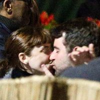 Alice Wegmann troca beijos com novo affair em restaurante após rumores com Humberto Carrão, o Afonso de 'Vale Tudo'