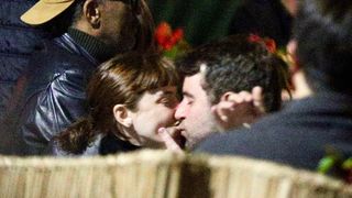 Alice Wegmann troca beijos com novo affair em restaurante após rumores com Humberto Carrão, o Afonso de 'Vale Tudo'