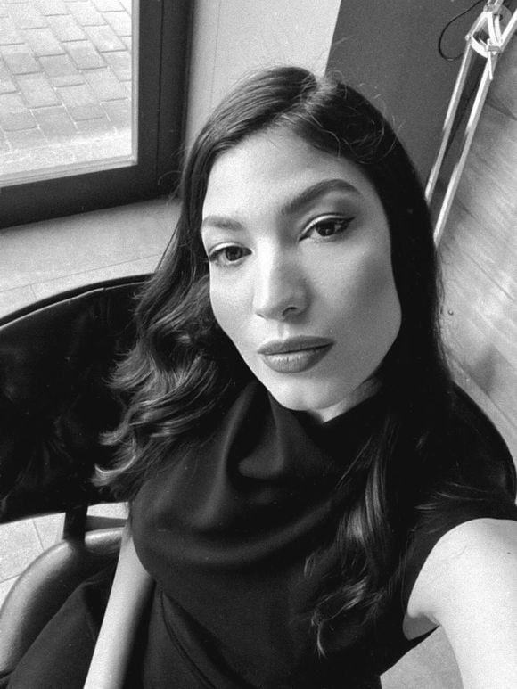 Alize Gördüm, que vive Gamze, uma das irmãs de Zeynep nasceu em 1990. Hoje, em dezembro de 2025, está com 35 anos.