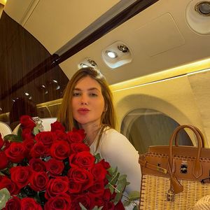 Virgínia Fonseca recebeu flores após deixar a Espanha e muita gente suspeita que tenha sido presente de Vini Jr.