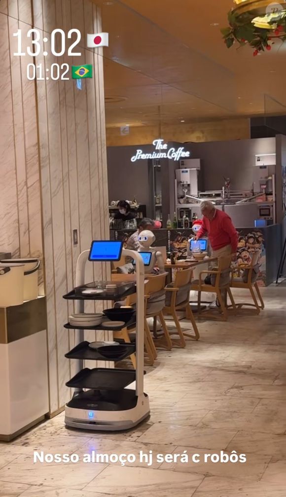 Virginia Fonseca e Zé Felipe almoçaram num restaurante com robôs no Japão.