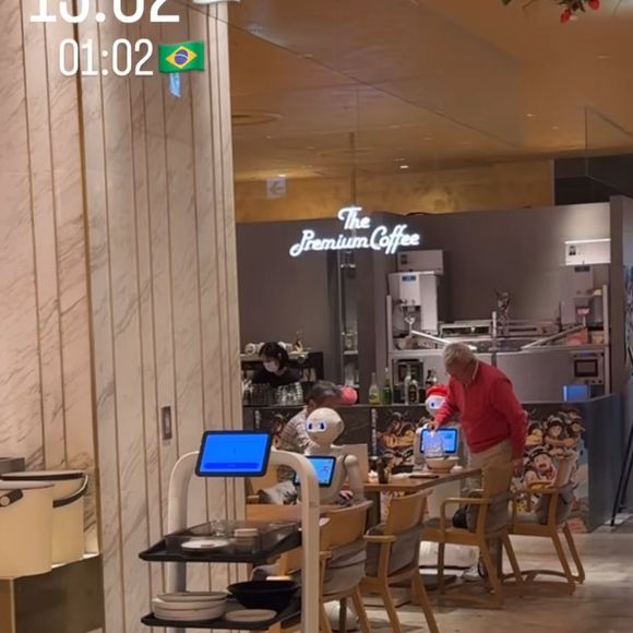 Virginia Fonseca e Zé Felipe almoçaram num restaurante com robôs no Japão.