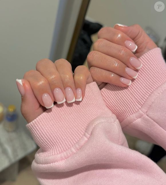 Unhas quadradas com francesinha são a aposta certeira para o Outono, trazendo o clássico à tona que nunca sai de moda, com esse ar delicado e jovial.