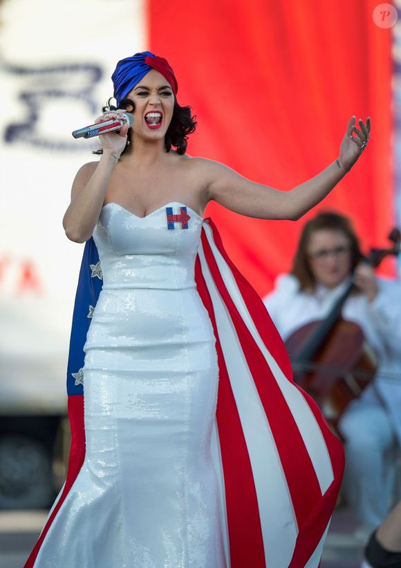 Durante a Convenção Nacional Democrata de 2016, Katy Perry declarou apoio a Hillary Clinton e subiu ao palco para cantar 'Rise' e 'Roar'. Na ocasião, a artista também incentivou os eleitores a participarem da votação e afirmou que escolheria Hillary para a Presidência dos Estados Unidos