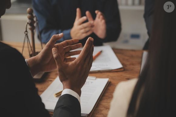 Dessa forma, podemos desenvolver julgamentos que não nos escravizem emocionalmente às circunstâncias externas. Refletir, considerando o que realmente depende de nós e o que não depende.