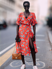 Cinco vestidos midi da Zara super elegantes que parecem de marca de luxo para usar nos últimos dias do Verão 2026